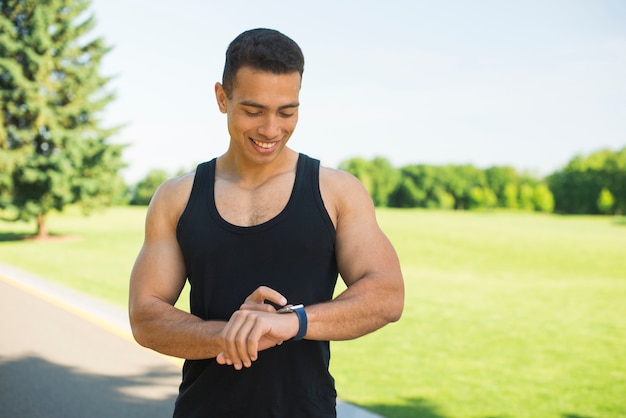 Übender Sport des athletischen Mannes im Freien