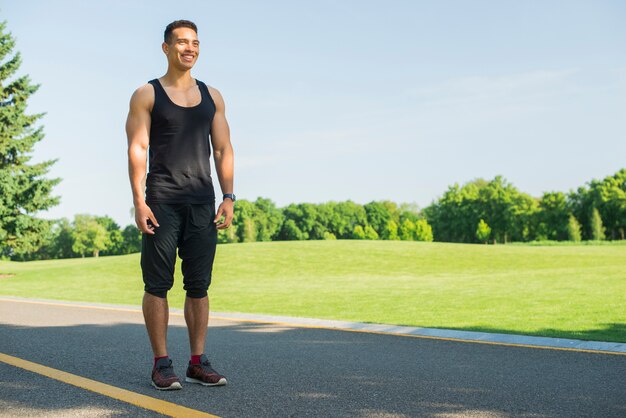 Übender Sport des athletischen Mannes im Freien