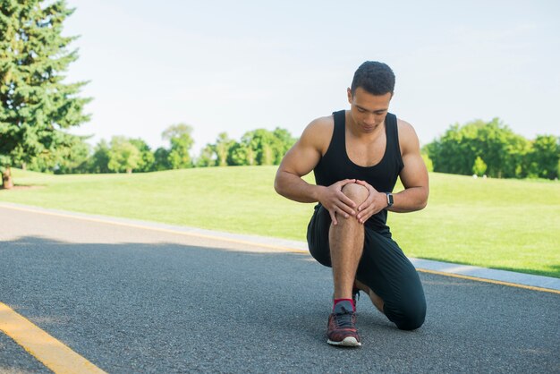 Übender Sport des athletischen Mannes im Freien