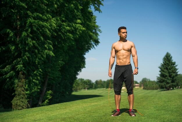 Übender Sport des athletischen Mannes im Freien