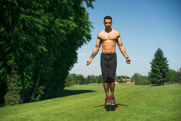 Übender Sport des athletischen Mannes im Freien