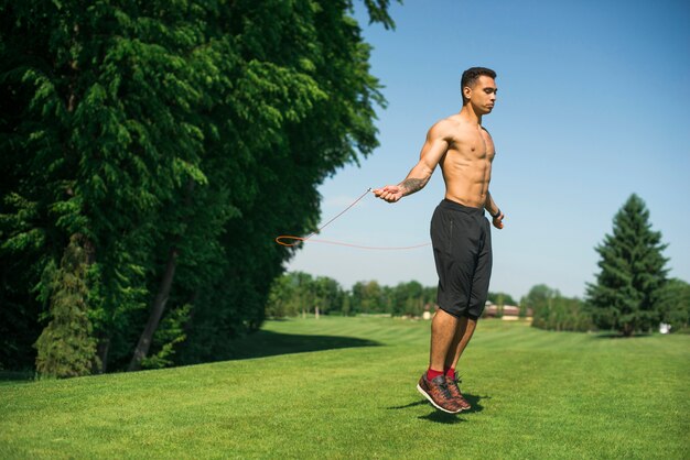 Übender Sport des athletischen Mannes im Freien