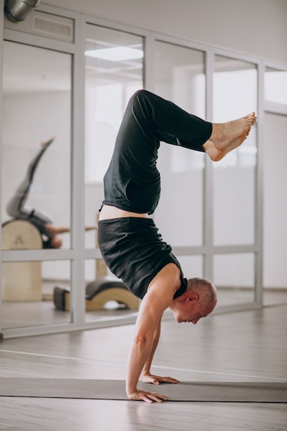 Übendes Yoga der Frau auf einer Matte