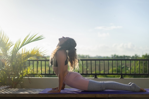 Übendes Yoga der jungen Frau