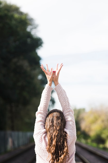 Übendes Yoga des entspannten Mädchens im Freien