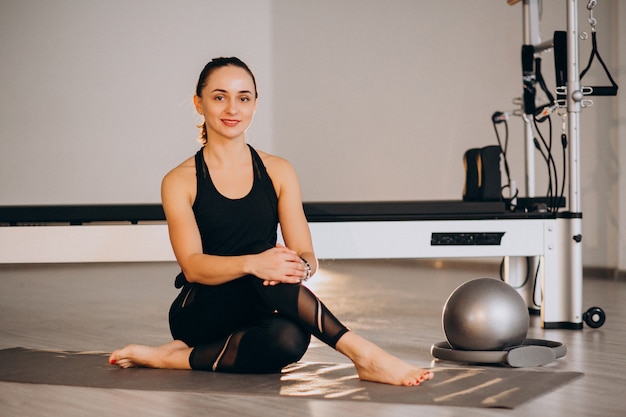 Übendes Yoga und Pilates der Frau