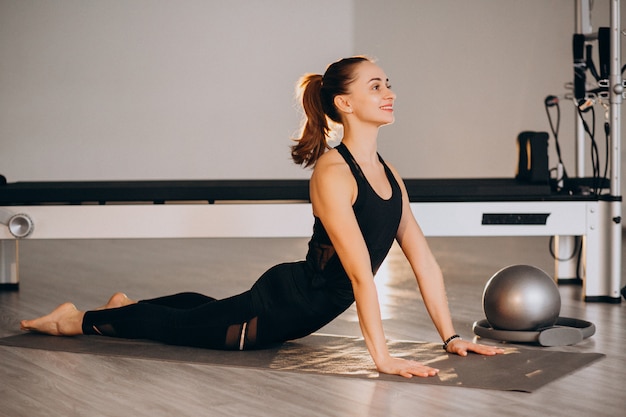 Übendes Yoga und Pilates der Frau