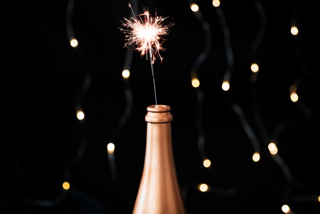 Bengalisches Feuer in der Flasche brennen