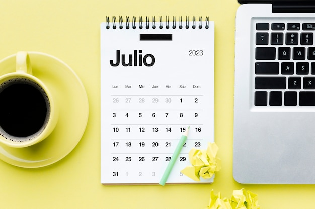 Über Ansicht Julikalender 2023 mit Kaffeetasse