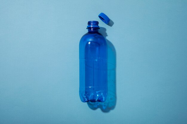 Über Ansicht Plastikflasche auf blauem Hintergrund
