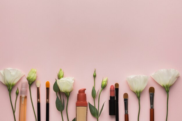 Über Ansichtanordnung mit Make-up und Blumen