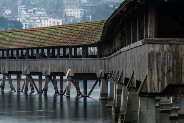 Überdachte Brücke in der Nähe der Luzerner Jesuitenkirche, umgeben von Gebäuden in Luzern in der Schweiz