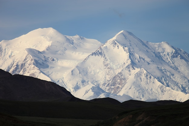 Bereich der schönen hohen felsigen Berge, die mit Schnee in Alaska bedeckt werden