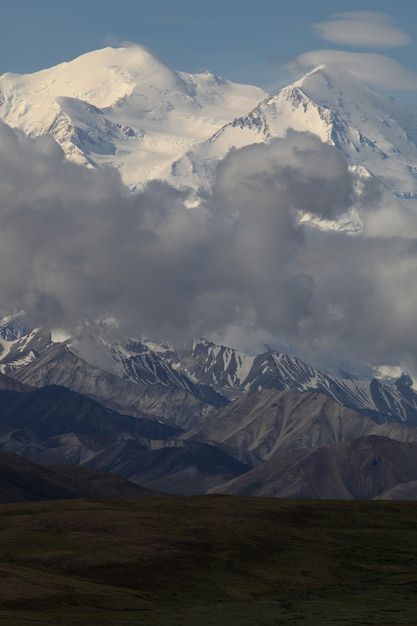 Kostenloses Foto bereich der schönen hohen felsigen berge, die mit schnee in alaska bedeckt werden