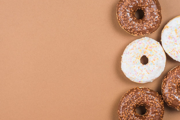 Bereifte Donuts auf braunem Hintergrund