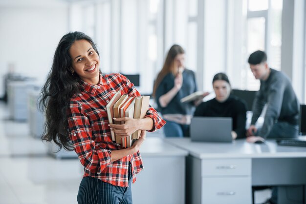 Bereit für die Arbeit. Gruppe junger Leute in Freizeitkleidung im modernen Büro