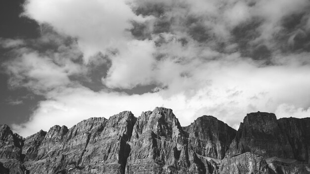 Berg auf bewölktem Himmel