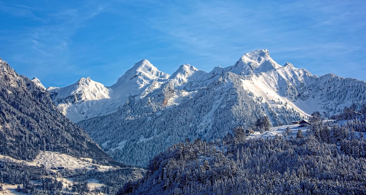 Kostenlose Foto berg bedeckt mit schnee unter blauem himmel