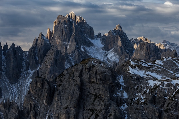 Berg Cadini di Misurina in den italienischen Alpen während des Sonnenuntergangs