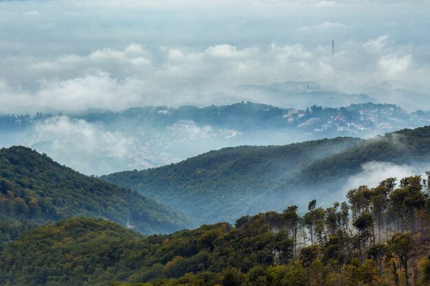 Berg Medvednica in Zagreb unter dem bewölkten Himmel