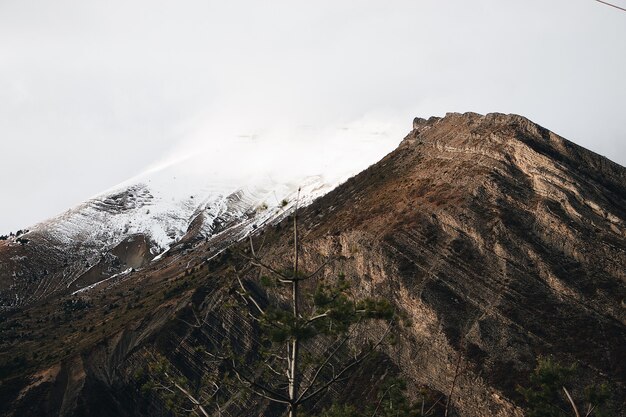 Berg mit einer schneebedeckten Spitze während des Tages