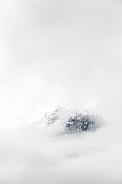 Berg mit Nebel bedeckt