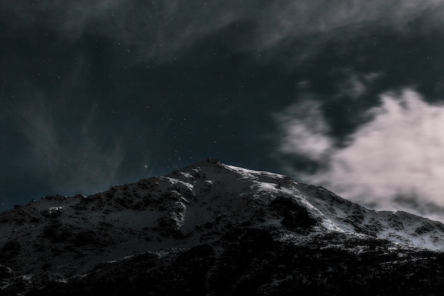 Berg mit Schnee bedeckt