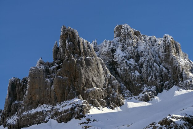 Berg mit Schnee bedeckt