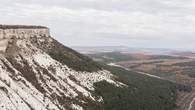 Berg mit weißen Felsen und Feldern