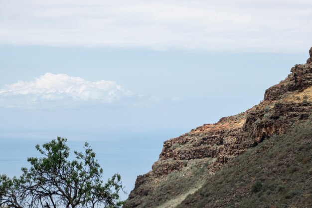 Berg mit Wolken im Hintergrund