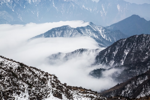 Berg über dem Schnee