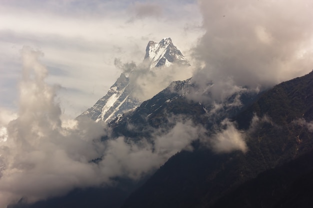 Berge bedeckt mit Schnee und einem nebligen Himmel