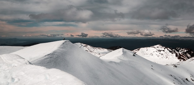 Berge bedeckt mit Schnee unter einem bewölkten Himmel