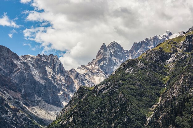 Berge mit Schnee auf den Gipfeln