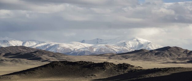 Berge und blauer Himmel mit Natur in der Mongolei