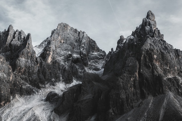 Berge unter grauem Himmel