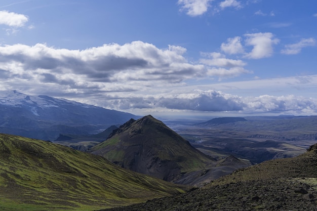 Berge unter weißem und blauem Himmel