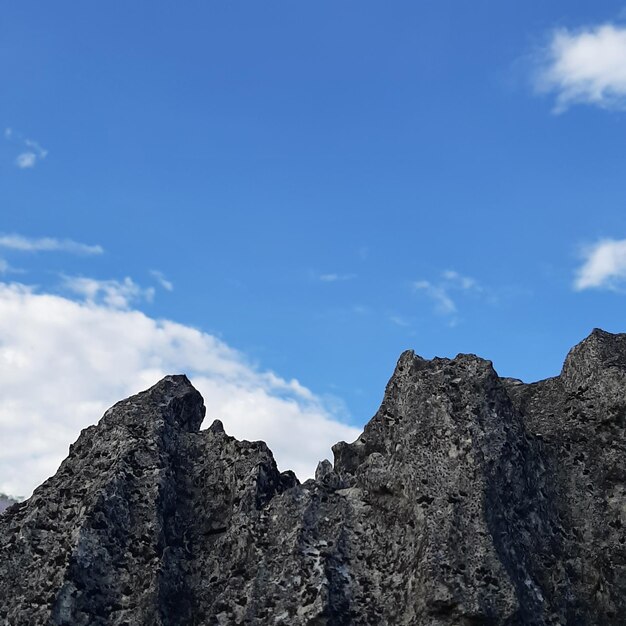 Berggipfel mit blauem Himmel