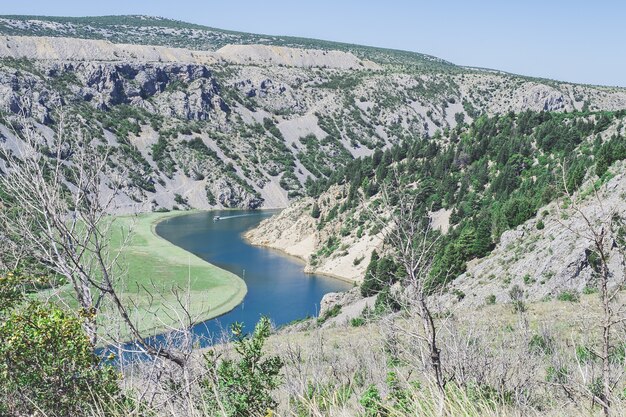 Bergige wilde Landschaft mit der Schlucht des Flusses Zrmanja in der Nähe des Berges Velebit, Kroatien