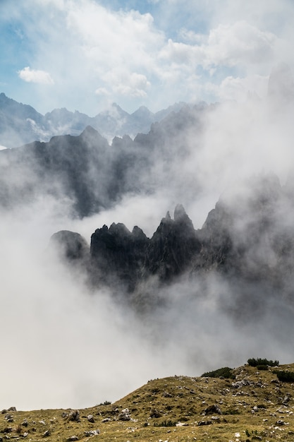 Kostenloses Foto berglandschaft im naturpark drei zinnen in italien