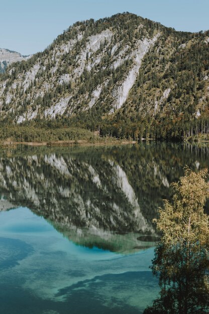 Berglandschaft mit einem See, der die ganze Landschaft widerspiegelt