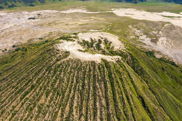 Berglandschaft mit einem vulkankrater