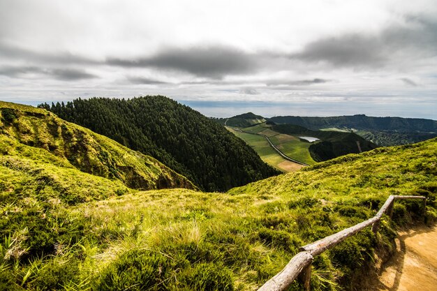 Berglandschaft mit Wanderweg und Blick auf schöne Seen Ponta Delgada, Insel Sao Miguel, Azoren, Portugal.