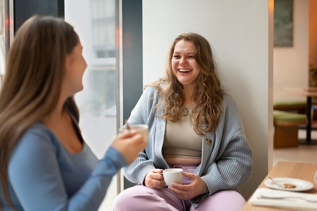 Übergroße Freundinnen verbringen Zeit miteinander in einem Restaurant