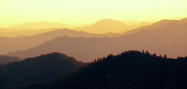 Bergrücken abstrakter Hintergrund aus dem Sequoia National Park
