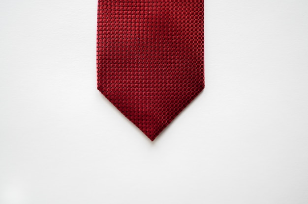 Überkopfaufnahme einer roten Krawatte auf einer weißen Oberfläche