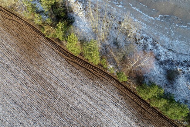 Überkopfaufnahme eines landwirtschaftlichen Feldes in der Landschaft