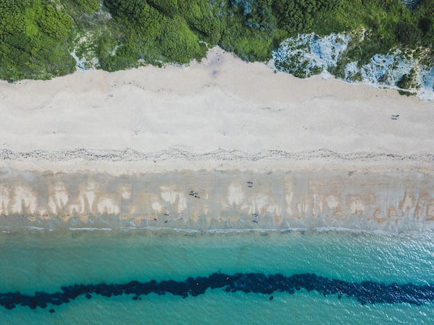 Überkopfaufnahme eines Strandes und eines Meeres nahe Bowleaze Cove in Weymouth, Großbritannien