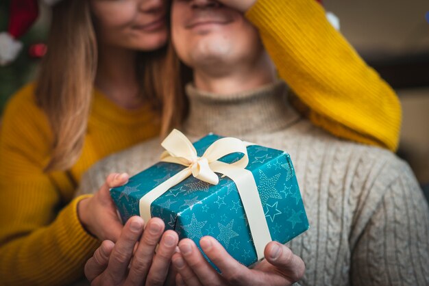 Überraschender Mann der Frau mit Geschenken