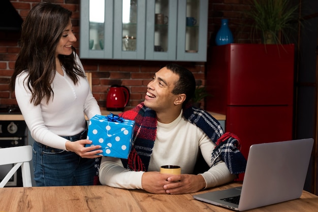 Überraschender Mann der schönen Frau mit einem Geschenk